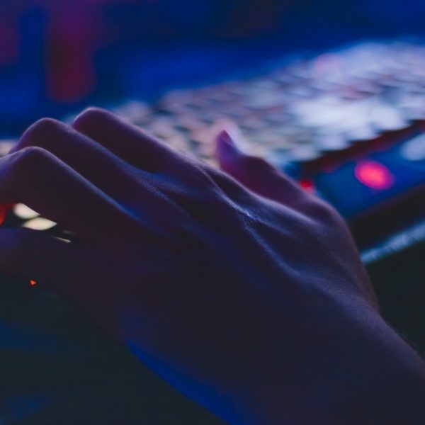 photo-of-person-typing-on-computer-keyboard-735911 photo-of-person-typing-on-computer-keyboard-735911